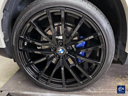 BMW G05 X5 30d 휠수리 불량 기존 페인트 도막 제거 (약품박리) 후 블랙유광 휠도색 + 블루 캘리퍼 도색 / 용인 처인구
