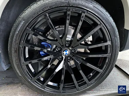 BMW G05 X5 30d 휠수리 불량 기존 페인트 도막 제거 (약품박리) 후 블랙유광 휠도색 + 블루 캘리퍼 도색 / 용인 처인구