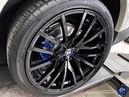 BMW G05 X5 30d 휠수리 불량 기존 페인트 도막 제거 (약품박리) 후 블랙유광 휠도색 + 블루 캘리퍼 도색 / 용인 처인구