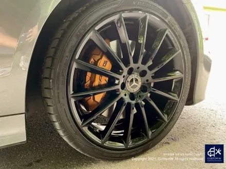 벤츠 E400 카브리올레 보험 긴급 출동 서비스를 이용한 캐리어 카 입출고 휠 상처 수리 후, 블랙유광 휠도색 & 지저분한 캘리퍼 부식 및 고착된 분진 제거 후, 캘리퍼 도색 / 용인 처인구