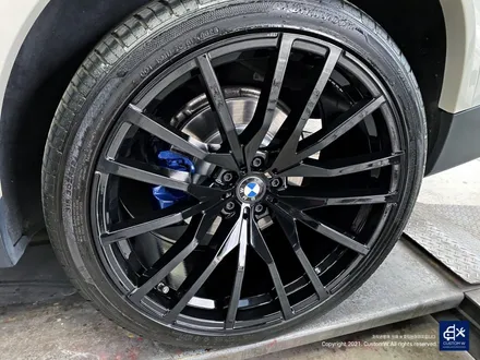 BMW G05 X5 30d 휠수리 불량 기존 페인트 도막 제거 (약품박리) 후 블랙유광 휠도색 + 블루 캘리퍼 도색 / 용인 처인구