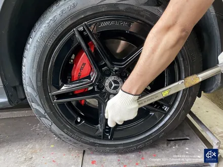 벤츠 GLC220d 휠수리 후 블랙유광 휠도색 + 레드 캘리퍼 도색 / 용인 처인구
