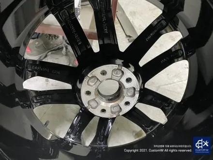 아우디 A7 50TDI 20인치 휠 상처 수리 후, 다이아몬드 커팅 가공을 이용한 블랙 폴리시 휠 커스텀 도색 작업 그리고 레드 캘리퍼 도색 작업까지_! / 용인 처인구