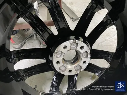 아우디 A7 50TDI 20인치 휠 상처 수리 후, 다이아몬드 커팅 가공을 이용한 블랙 폴리시 휠 커스텀 도색 작업 그리고 레드 캘리퍼 도색 작업까지_! / 용인 처인구