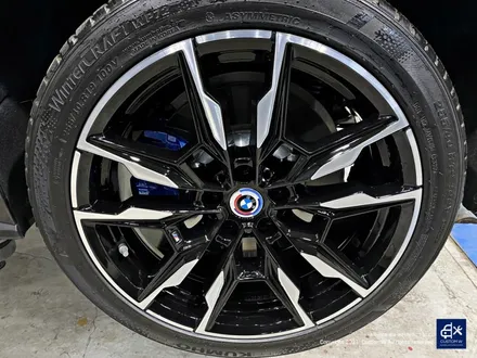BMW i4 M50 기존 도색 제거 약품 박리 후, 블랙 폴리시 휠 + 블루 캘리퍼 도색 / 용인 처인구