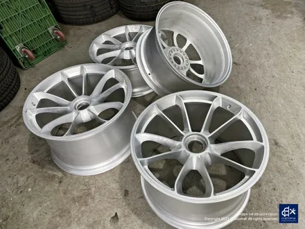 포르쉐 911(991 MK1) 카레라 GT3 센터락 휠 잘못된 도색 박리 후 블랙유광 휠도색 + 블루 캘리퍼 도색 / 용인 처인구
