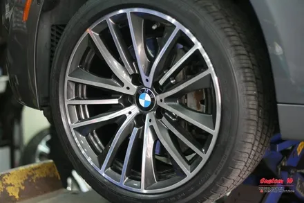 휠도색, 다이아몬드컷팅 휠수리로 건메탈 폴리쉬 형태로 휠체인지! BMW550I 휠 작업기. / 용인 처인구