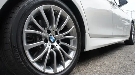 각각 다른 휠의 두 대의 차량의 BMW 528I 고스트크롬 휠도색(간만에 콜라보). / 용인 처인구