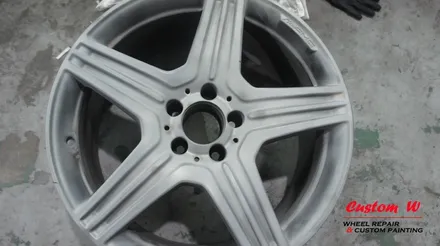 뭔가 이상하고 지저분한 컬러의 벤츠 CLS 63 AMG 휠을 다시 고스트크롬으로 고급스럽게 휠도색. / 용인 처인구
