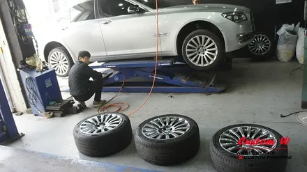 F바디도 여전히 건재한 BMW 7시리즈 차량의 19인치 휠 상처수리 후 고스트크롬 휠도색. / 용인 처인구