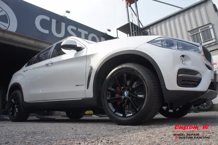 BMW X6 30D 차량의 블랙유광 휠도색 + 레드 캘리퍼도색. / 용인 처인구