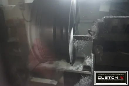 커스텀W에서 벤츠 W213 E220d 기본 실버 휠을 다이아몬드컷팅 휠수리로 블랙폴리시 휠로 만들다. / 용인 처인구