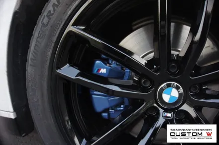 BMW G30 520d 블랙유광 휠도색, M퍼포먼스 블루 캘리퍼도색. / 용인 처인구