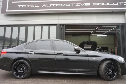 664M 휠이 장착 되어 있는 BMW G30 520D 차량의 휠상처 수리후, 블랙유광 휠도색. / 용인 처인구