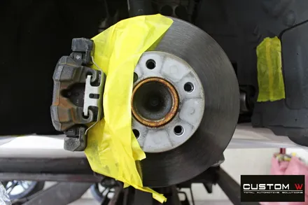 기존 고객님 BMW F30 320i 휠 상처 수리 후 블랙유광 휠도색 + 부식 제거 후 레드 캘리퍼 도색 / 용인 처인구