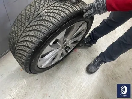 벤츠 W213 E300 블랙 유광 휠도색 + 지저분한 캘리퍼 부식 및 고착된 분진 제거 후, 깔끔하게 카본 세라믹 골드 컬러  캘리퍼 도색 / 용인 처인구