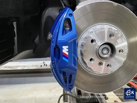 따끈따끈한 신차~(미등록 차량 / 번호판 미장착) BMW G70 740D 블랙 유광 휠 4개+휠 커버 20개 총 24개 도색 +  블루 캘리퍼 도색 / 용인 처인구