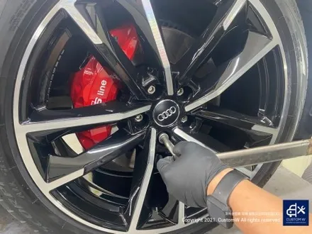 아우디 A7 50TDI 20인치 휠 상처 수리 후, 다이아몬드 커팅 가공을 이용한 블랙 폴리시 휠 커스텀 도색 작업 그리고 레드 캘리퍼 도색 작업까지_! / 용인 처인구