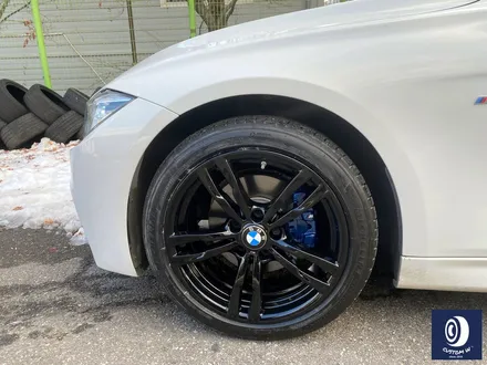 BMW F30 320d 441M 휠 상처 수리 후, 블랙 유광 휠도색 + 부식 녹 제거 후, 블루 캘리퍼 도색 / 용인 처인구
