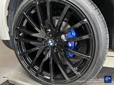 BMW G05 X5 30d 휠수리 불량 기존 페인트 도막 제거 (약품박리) 후 블랙유광 휠도색 + 블루 캘리퍼 도색 / 용인 처인구