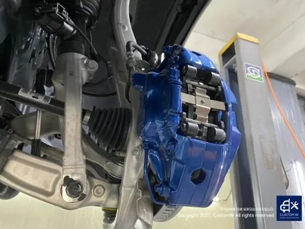 따끈따끈한 신차~(미등록 차량 / 번호판 미장착) BMW G70 740D 블랙 유광 휠 4개+휠 커버 20개 총 24개 도색 +  블루 캘리퍼 도색 / 용인 처인구