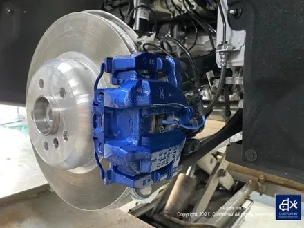 따끈따끈한 신차~(미등록 차량 / 번호판 미장착) BMW G70 740D 블랙 유광 휠 4개+휠 커버 20개 총 24개 도색 +  블루 캘리퍼 도색 / 용인 처인구