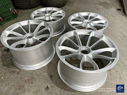 포르쉐 911(991 MK1) 카레라 GT3 센터락 휠 잘못된 도색 박리 후 블랙유광 휠도색 + 블루 캘리퍼 도색 / 용인 처인구