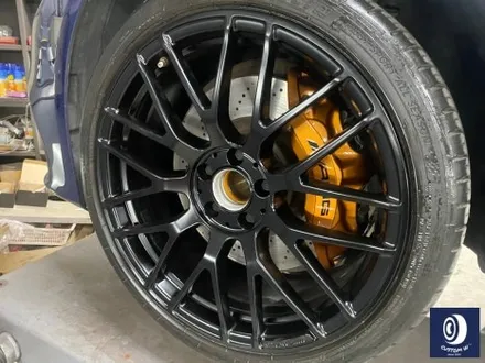 벤츠 C63 AMG 휠 상처 수리 후, 사틴 블랙 (무광 검정) 휠도색 + 카본 세라믹 골드 캘리퍼 도색 / 용인 처인구