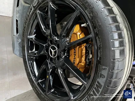 벤츠 GLC43 AMG 휠수리 후 블랙유광 휠도색 + 카본 세라믹 골드 캘리퍼 도색 / 용인 처인구