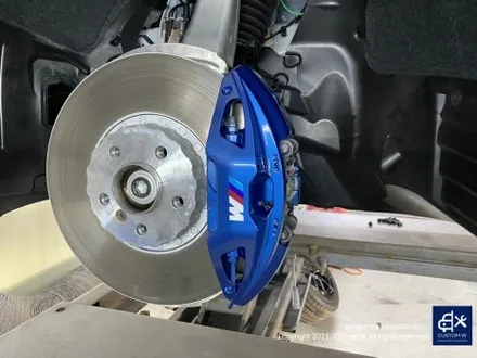 따끈따끈한 신차~(미등록 차량 / 번호판 미장착) BMW G70 740D 블랙 유광 휠 4개+휠 커버 20개 총 24개 도색 +  블루 캘리퍼 도색 / 용인 처인구