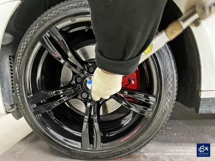BMW F10 520d 19인치 휠수리 후 블랙유광 휠도색 + 레드 캘리퍼 도색 / 용인 처인구