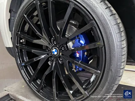 BMW G05 X5 30d 휠수리 불량 기존 페인트 도막 제거 (약품박리) 후 블랙유광 휠도색 + 블루 캘리퍼 도색 / 용인 처인구