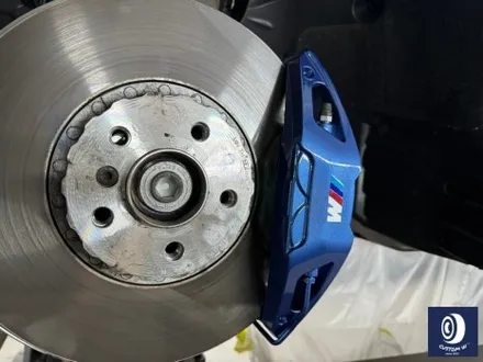 BMW 휠.. 왜 이렇게 만들까... 휠에 장착된 플라스틱 커버는 무슨 의미가 있나? 경량화? 디자인? 신형 740D 신0차 출고 작업 휠 커버 + 휠 블랙 도색 + 캘리퍼  도색 / 용인 처인구
