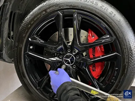 벤츠 GLE53 AMG 잘 못된 휠수리 박리 제거 후, 블랙유광 휠도색 + 레드 캘리퍼 도색 / 용인 처인구
