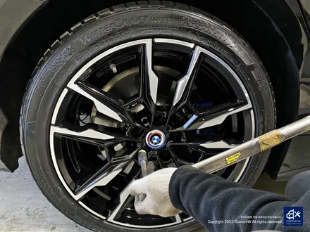 BMW i4 M50 기존 도색 제거 약품 박리 후, 블랙 폴리시 휠 + 블루 캘리퍼 도색 / 용인 처인구