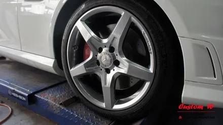 벤츠 SLK 350의 휠 상처수리 후 고스트크롬 휠도색 + AMG 레드 캘리퍼도색. / 용인 처인구