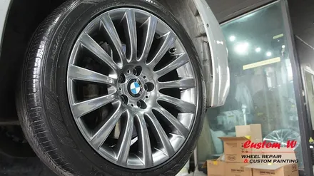 F바디도 여전히 건재한 BMW 7시리즈 차량의 19인치 휠 상처수리 후 고스트크롬 휠도색. / 용인 처인구