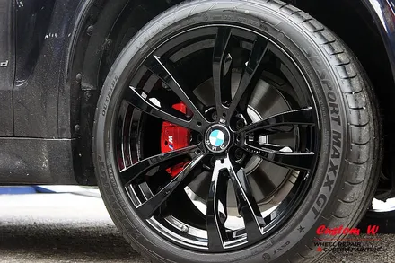 BMW X5 40D 신차급 차량 블랙유광 휠도색과 레드 캘리퍼도색. / 용인 처인구
