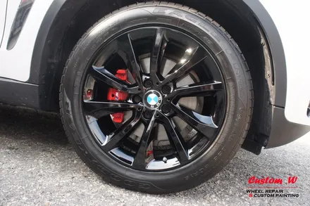 BMW X6 30D 차량의 블랙유광 휠도색 + 레드 캘리퍼도색. / 용인 처인구