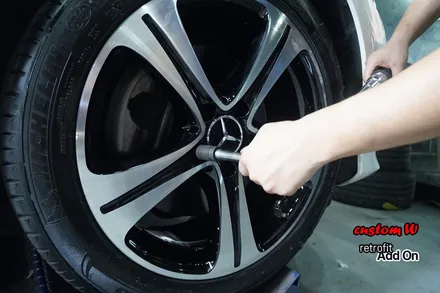 벤츠 E220D 18인치 실버 휠을 다이아몬드컷팅 휠수리로 함께 블랙폴리시 휠로 만들어드렸습니다. / 용인 처인구