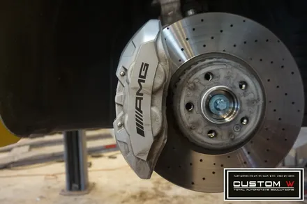 완연한 봄 소식을 알리는  벤츠 C43 AMG 카브리올레 휠상처 수리후, 블랙유광 휠도색 그리고 캘리퍼 도색 작업 까지.! 커스텀W / 용인 처인구