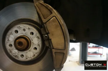 아우디 A6 55TDI 휠 상처 수리 후, 블랙 유광 휠도색, 캘리퍼 도색. / 용인 처인구