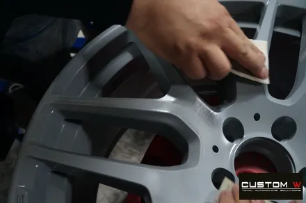 벤츠 GLE63AMG 잘 못된 휠수리 도색 이력이 있는 휠 박리 후 투톤 휠도색  재작업 ,  애시드 그린 (형광) 캘리퍼도색. / 용인 처인구