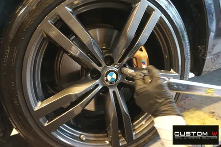 재방문 주신 고객. BMW G12 740LI 휠 상처 수리 후, 건메탈 휠복원 도색. / 용인 처인구