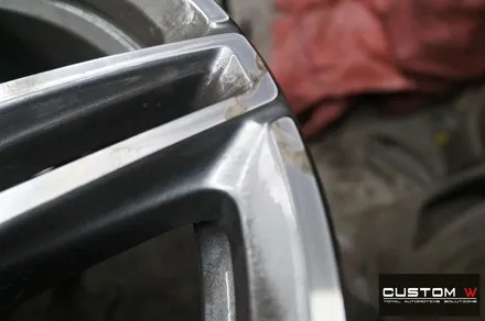 벤츠 E220d 카브리올레 휠 상처 수리 후 블랙유광 휠도색 + 카본 세라믹 골드 캘리퍼 도색 / 용인 처인구