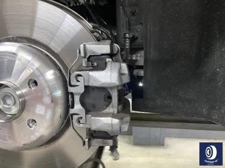 BMW 휠.. 왜 이렇게 만들까... 휠에 장착된 플라스틱 커버는 무슨 의미가 있나? 경량화? 디자인? 신형 740D 신0차 출고 작업 휠 커버 + 휠 블랙 도색 + 캘리퍼  도색 / 용인 처인구