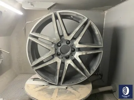 벤츠 V클래스 V300D 휠 상처 수리 후, 블랙 유광 휠도색 + 손상된 타이어 신품으로 교체 작업까지_! / 용인 처인구