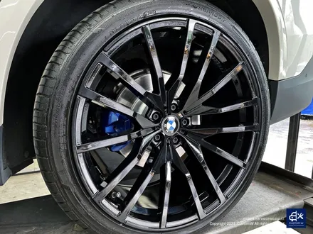 BMW G05 X5 30d 휠수리 불량 기존 페인트 도막 제거 (약품박리) 후 블랙유광 휠도색 + 블루 캘리퍼 도색 / 용인 처인구