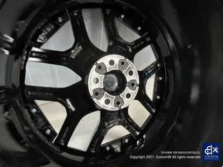 따끈따끈한 신차~(미등록 차량 / 번호판 미장착) BMW G70 740D 블랙 유광 휠 4개+휠 커버 20개 총 24개 도색 +  블루 캘리퍼 도색 / 용인 처인구