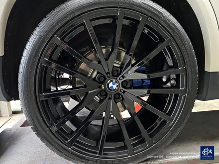 BMW G05 X5 30d 휠수리 불량 기존 페인트 도막 제거 (약품박리) 후 블랙유광 휠도색 + 블루 캘리퍼 도색 / 용인 처인구
